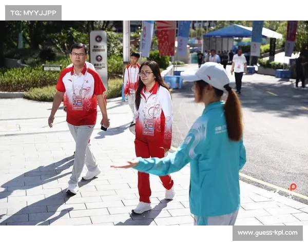 总决赛赛场内外:球员互动交流,球迷热情参与 总决赛赛场内外:球员互动交流,球迷热情参与