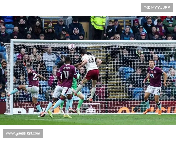 半场战报：阿森纳1-0领先埃弗顿，哲凯赖什点射破门